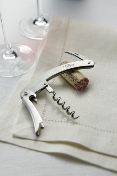 Винтовой штопор для сомелье со встроенным ножом для обрезания 
фольги.